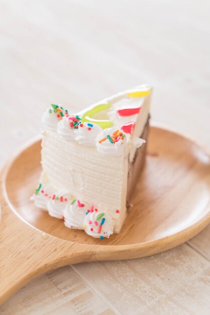 pastel de feliz cumpleaños en la mesa