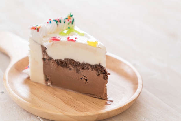 pastel de feliz cumpleaños en la mesa