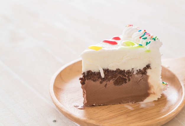 pastel de feliz cumpleaños en la mesa