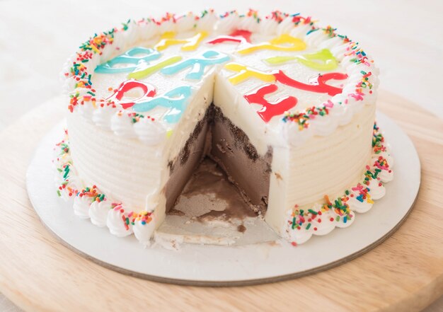 pastel de feliz cumpleaños en la mesa