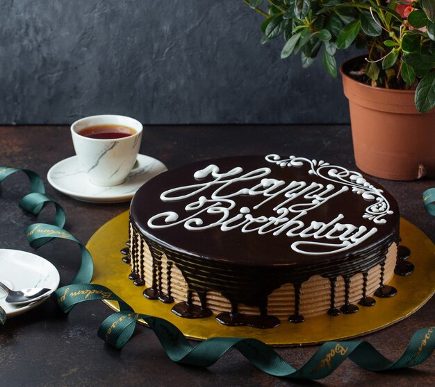 pastel de feliz cumpleaños en la mesa