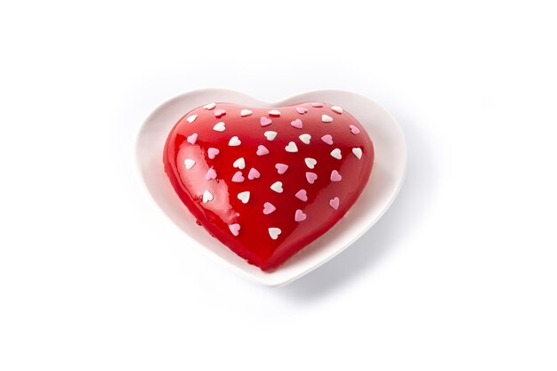 Pastel en forma de corazón para el día de San Valentín o el día de la madre aislado sobre fondo blanco.