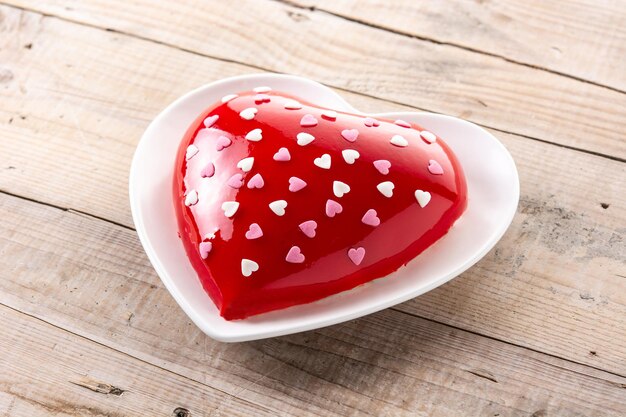 Pastel en forma de corazón para el Día de San Valentín o el día de la madre en una mesa de madera