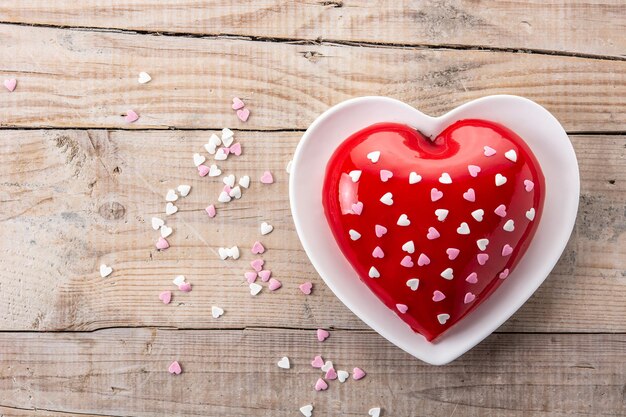 Pastel en forma de corazón para el Día de San Valentín o el día de la madre en una mesa de madera