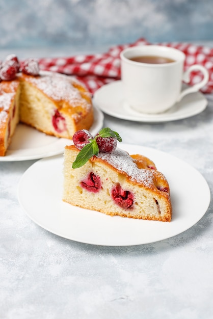 Foto gratuita pastel de frambuesa con azúcar en polvo y frambuesas frescas en una luz. postre de bayas de verano.