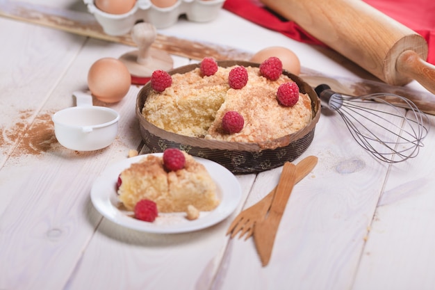 Pastel de frambuesas dulces con canela