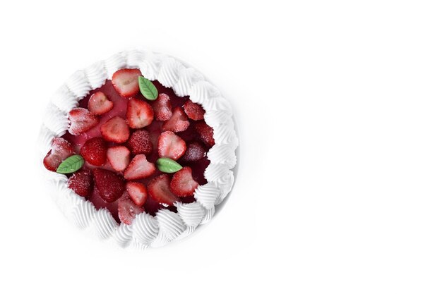Pastel de fresa con crema aislado sobre fondo blanco. Vista superior. copia espacio