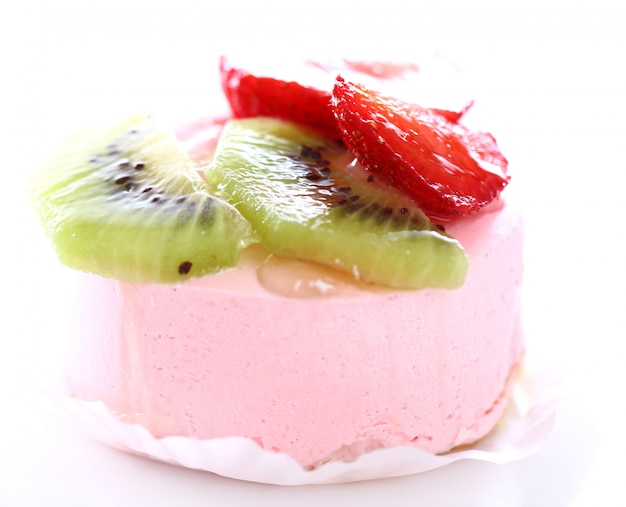 Foto gratuita pastel con fresa y kiwi