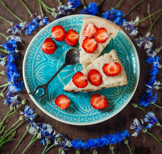 Foto gratuita pastel con fresa en plato azul