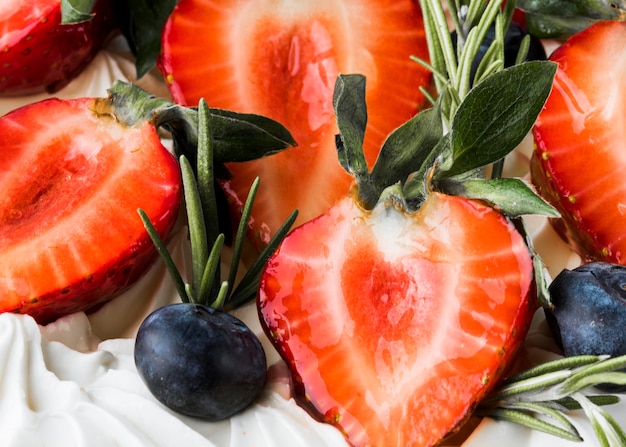 Foto gratuita pastel con fresas y arándanos