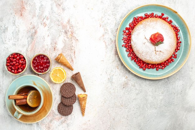 pastel con fresas el pastel con granada canela una taza de té galletas