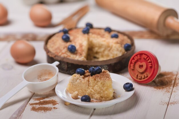 Pastel fresco con arándanos en mesa de madera