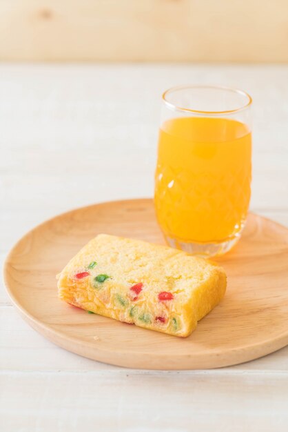 pastel de frutas en la placa de madera