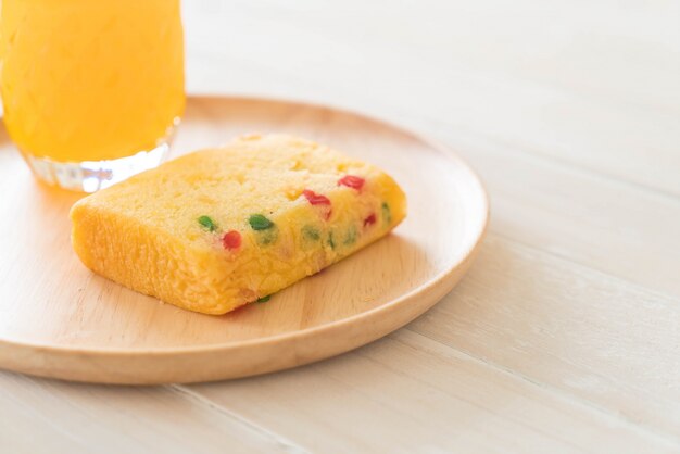 pastel de frutas en la placa de madera