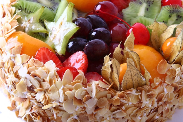 Pastel de frutas de postre con nueces