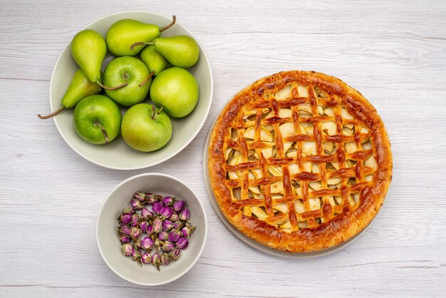 Un pastel de frutas de vista superior redondo delicioso con manzanas y peras en la mesa de luz pastel de galletas flor de frutas