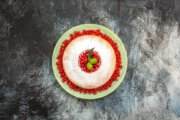 Pastel con frutos rojos un apetitoso pastel con semillas de granada en el plato