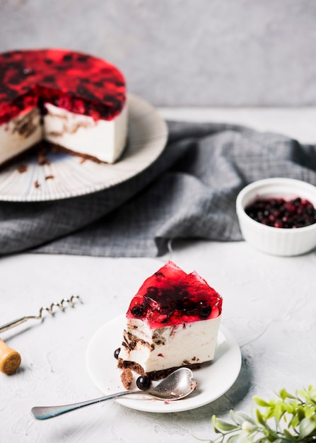 Foto gratuita pastel de gelatina afrutado alto ángulo