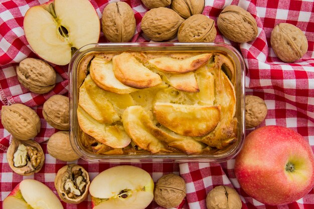 Pastel de manzana en cristalería en coverlet