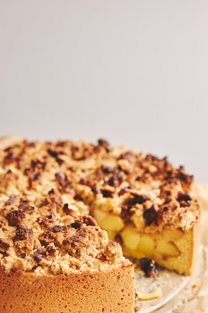 Pastel de manzana cubierto con crumble y nueces tostadas