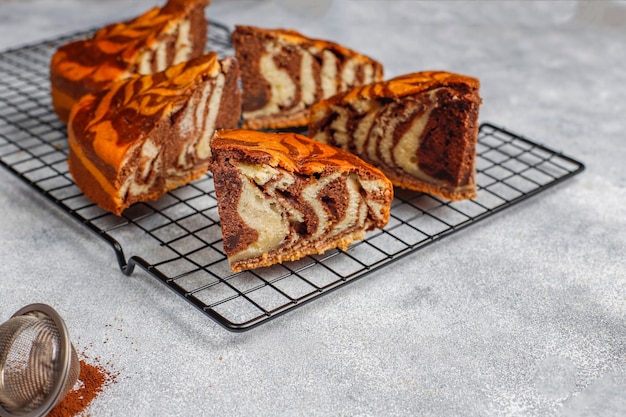 Foto gratuita pastel de mármol de cebra delicioso casero.