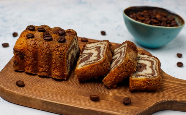 Pastel de mármol sin gluten de chocolate, café y vainilla, bizcocho casero.