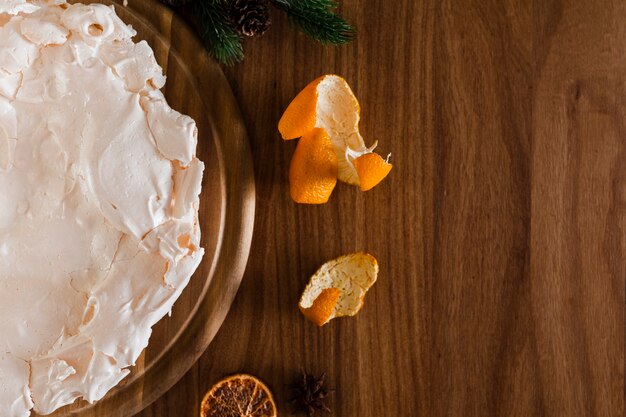 Foto gratuita pastel de merengue con cáscara de naranja y espacio de copia