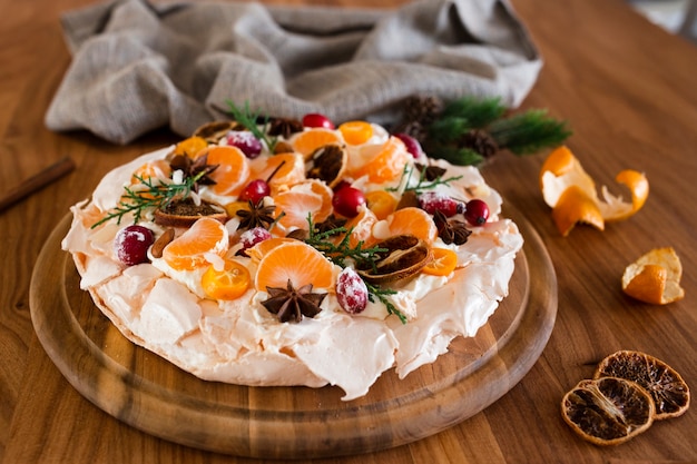 Foto gratuita pastel de merengue con cítricos y rosa mosqueta