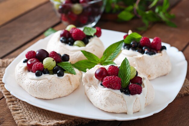 Pastel de merengue "Pavlova" con crema y bayas