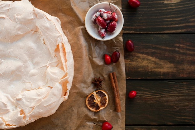 Pastel de merengue con rosa mosqueta y espacio de copia