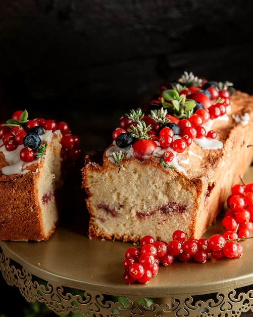 pastel con mermelada de arándano, grosella roja y crema