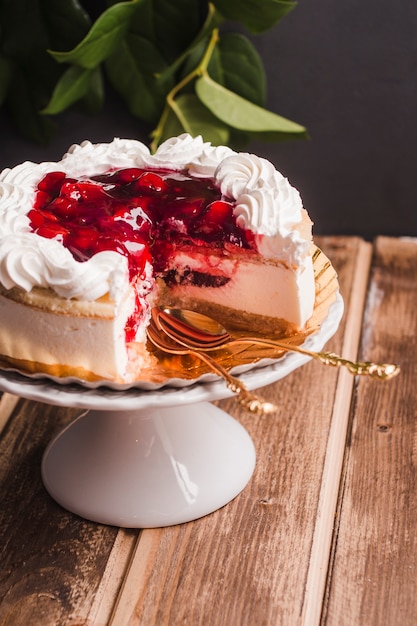 Pastel con mermelada de cerezas en la mesa de madera