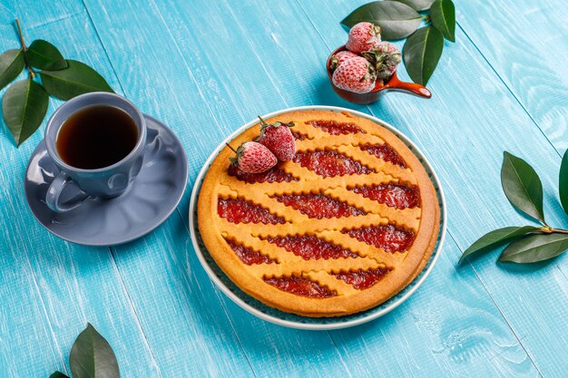 Pastel de mermelada de fresa al horno pasteles dulces vista superior