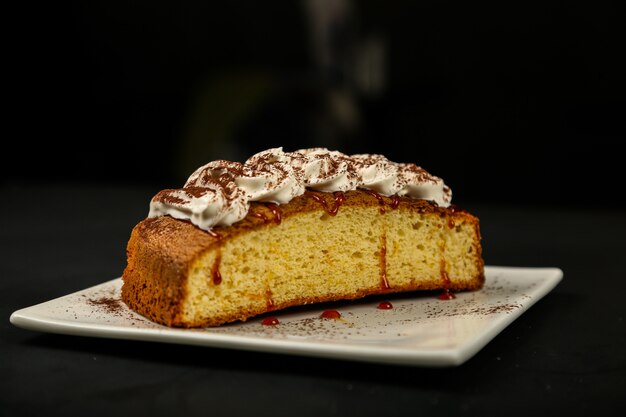 Pastel con mermelada de fresa masa de crema canela