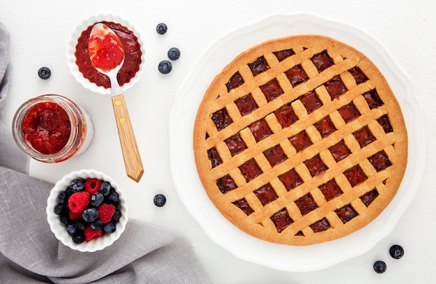 Pastel de mermelada de frutas del bosque flay lay