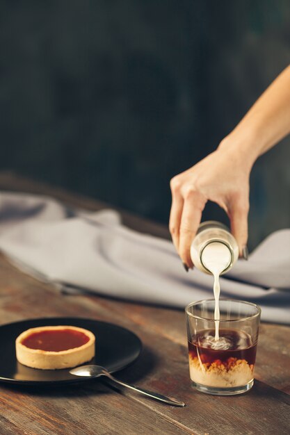 El pastel en la mesa de madera