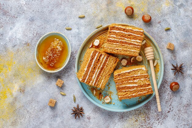 Pastel de miel en capas dulce casero con especias y nueces.