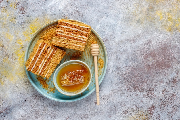 Pastel de miel en capas dulce casero con especias y nueces.