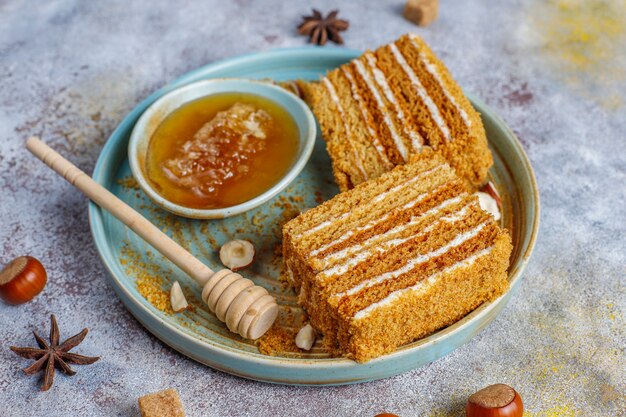 Pastel de miel en capas dulce casero con especias y nueces.