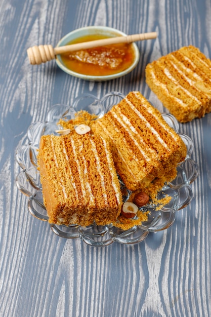 Pastel de miel en capas dulce casero con especias y nueces.