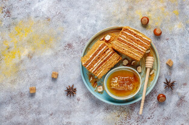 Pastel de miel en capas dulce casero con especias y nueces.