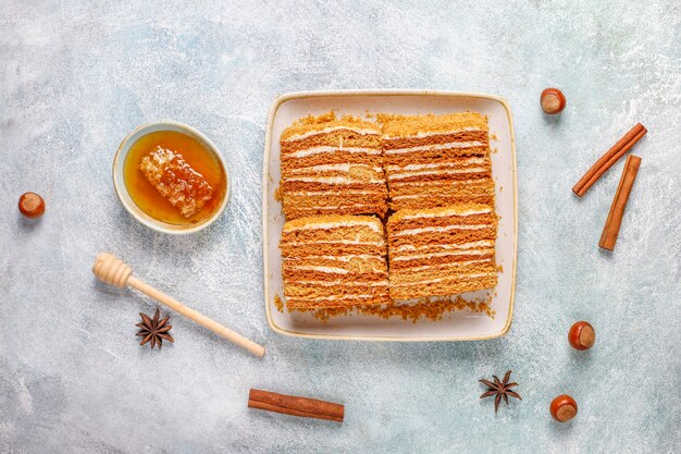 Pastel de miel en capas dulce casero con especias y nueces.