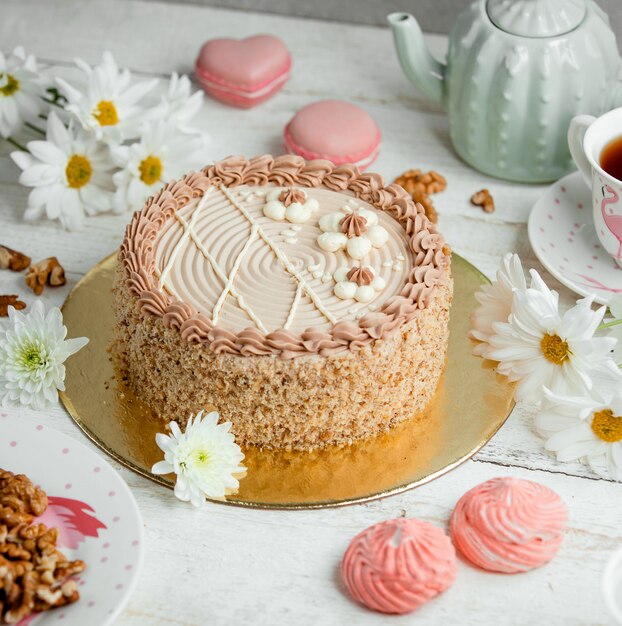 Pastel de miel con crema rosa sobre la mesa