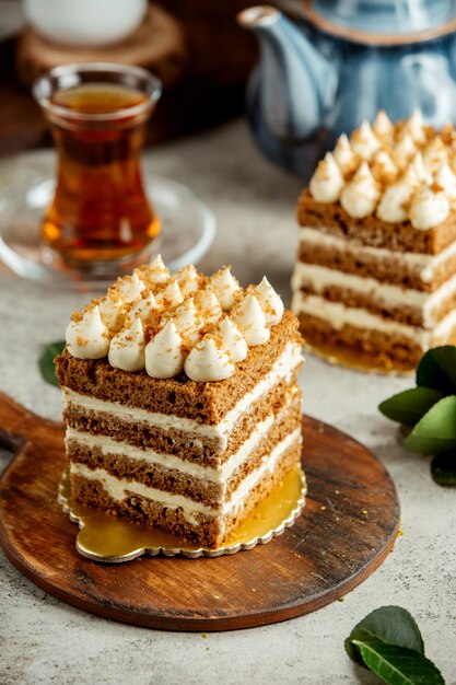 Pastel de miel en porciones servido con té