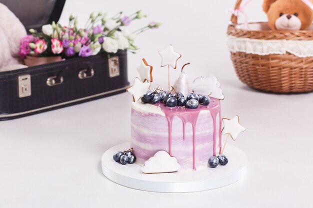 Pastel de mousse francés cubierto con glaseado lila en la mesa.