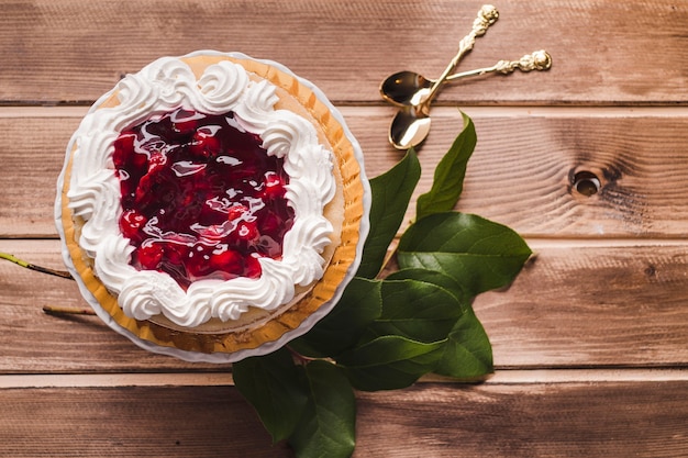 Pastel de mousse con mermelada de cereza