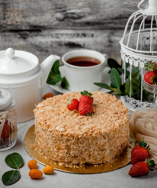 Foto gratuita pastel de napoleona cubierto con fresas