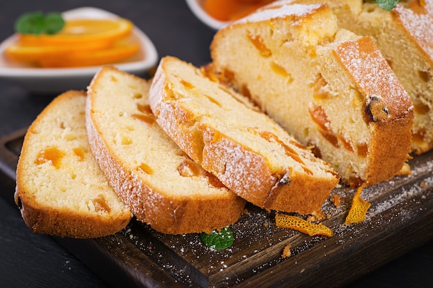 Pastel de naranja con albaricoques secos y azúcar en polvo.