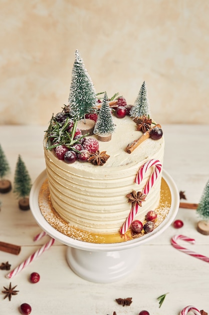Pastel de Navidad decorado con árboles y palitos de caramelo.