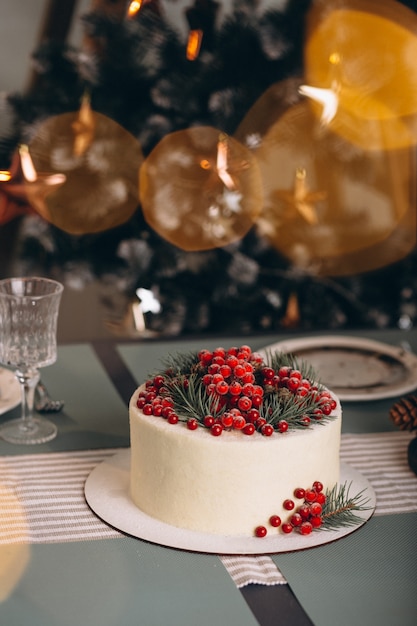 Pastel navideño decorado con frutos rojos.